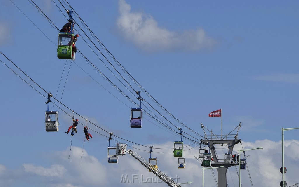 Koelner Seilbahn Gondel blieb haengen Koeln Linksrheinisch P342.JPG - Miklos Laubert